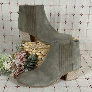 Vince “Haider” Tan Flint Suede Ankle Boots Gored Almond Toe Bootie Size 9.5 EUC